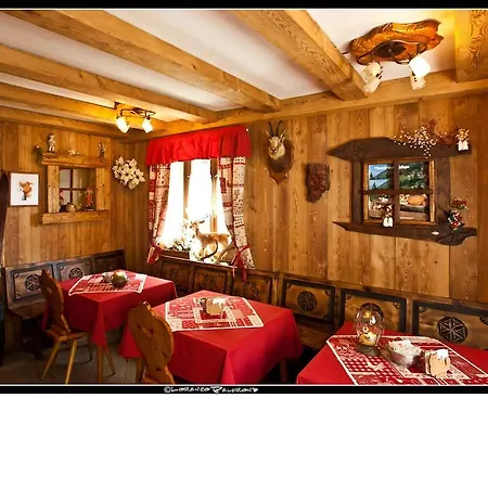 מלון La Jolie Bergere לה סאלה